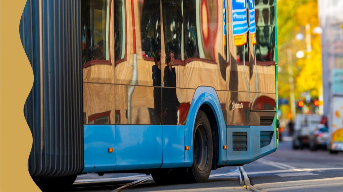 Buss åker över en stadsgata