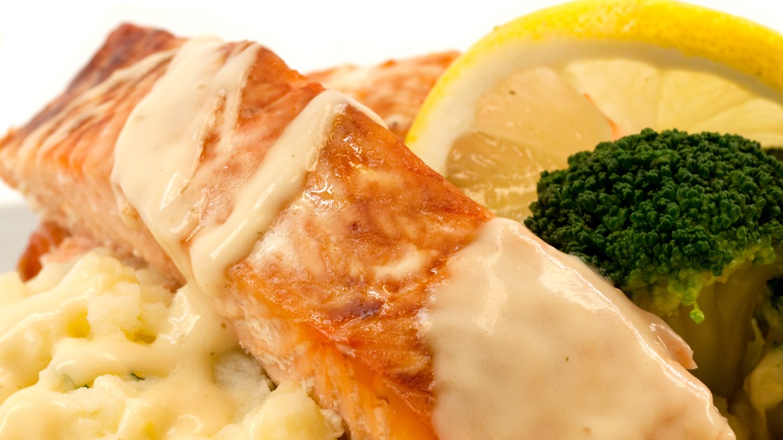 fisk och mos på en tallrik