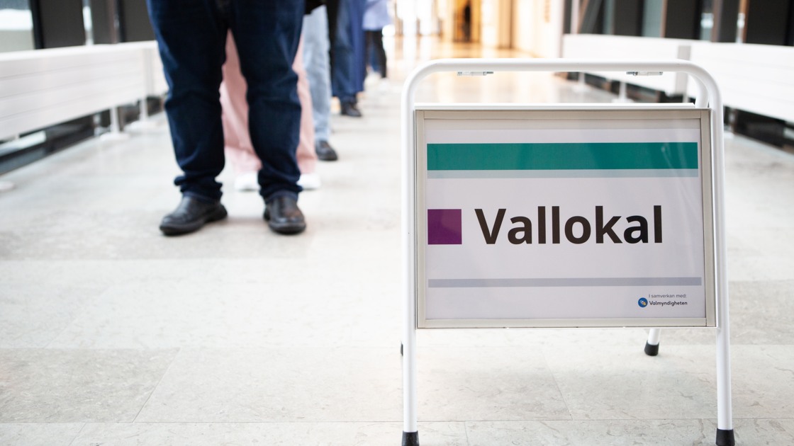 Kö till en vallokal.
