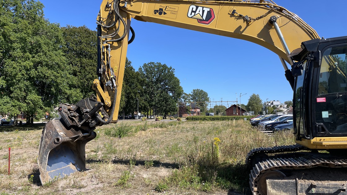 Grävmaskin på stationsområdet i Tibro.