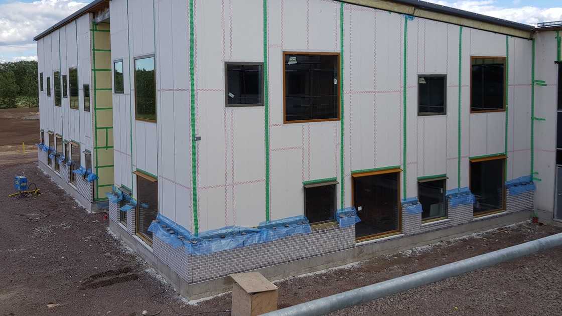 Fasadmurning på Baggeboskolan i juli 2019.