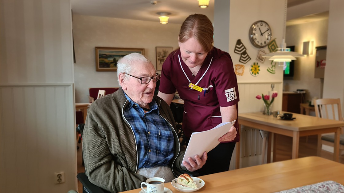 Bilden visar personal som ger information till boende på Brittgårdens äldreboende.
Anna Torin (usk) och Carl Persson.
