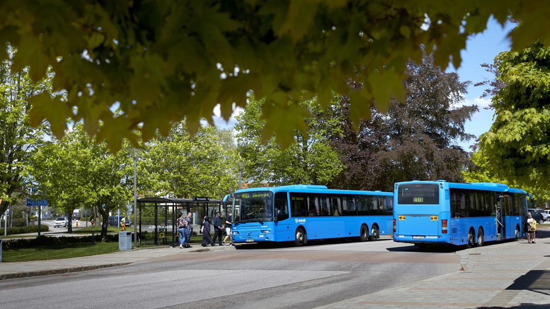 Bussar vid Tibro busstation. 