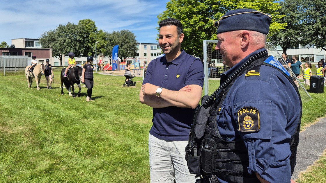 Kommunalrådet Jan Hanna i samspråk med polisen Patrik Stenberg i Skattegården.