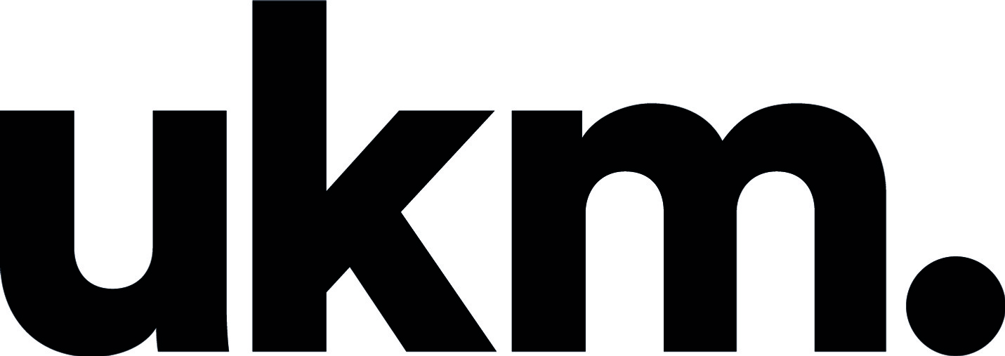 En svartvit logotyp med orden ukm på.