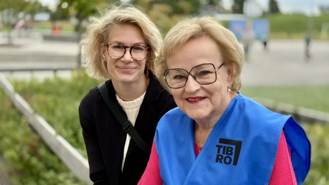 Bilden visar volontären Bodil Olsson, tillsammans med kommunens folkhälsostrateg Jennie Glarbjerg.