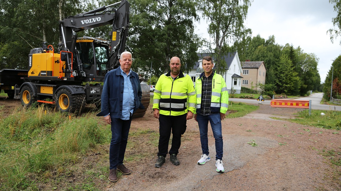 Samhällsbyggnadsnämndens ordförande Rolf Eriksson tillsammans med arbetsledaren Martin Andersson och gata-/parkchefen David Versén vid byggstarten av anslutningsvägen mellan Bangatan och Vallgatan,