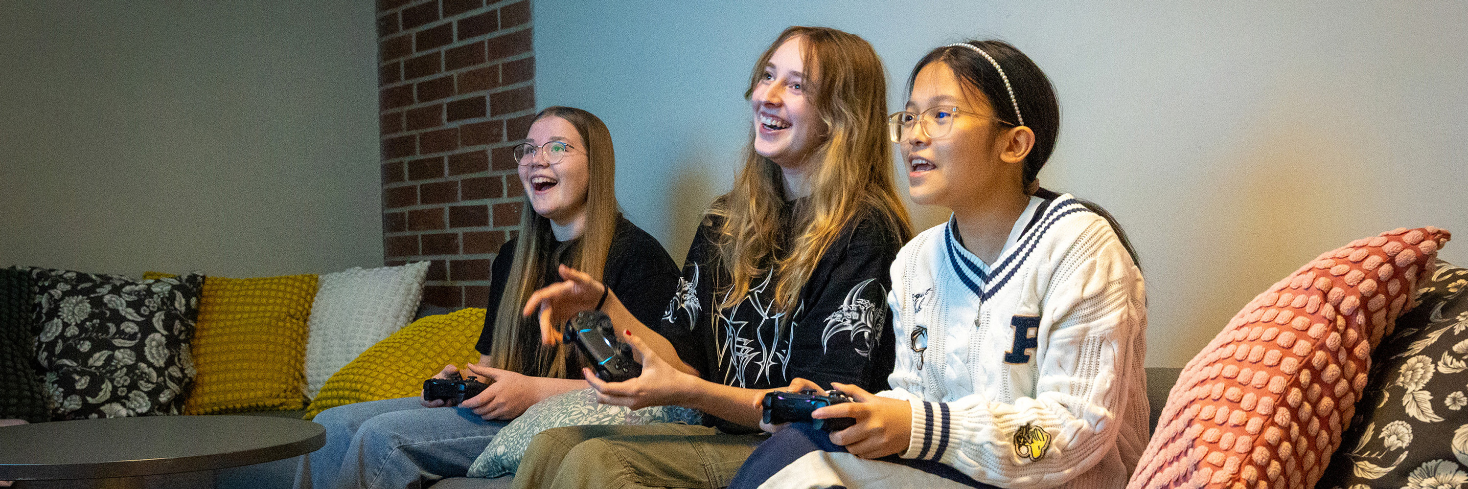 Unga tjejer som håller på med gaming på fritidsgården.
