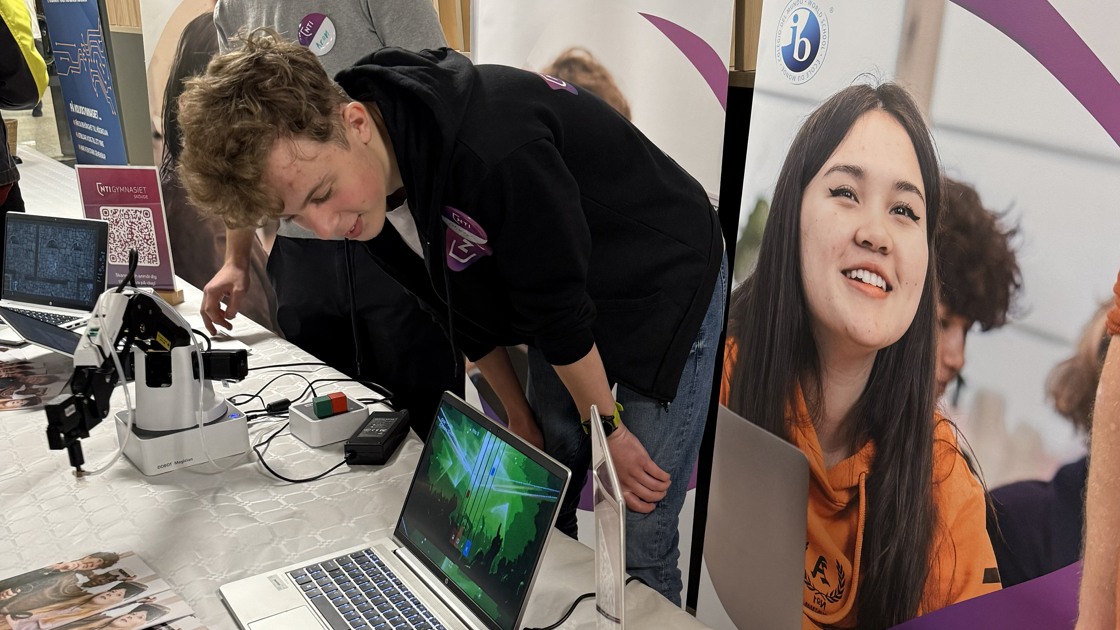 Elev från NTI-gymnasiet på arbetsmarknadsmässa på Fågelvikskolan