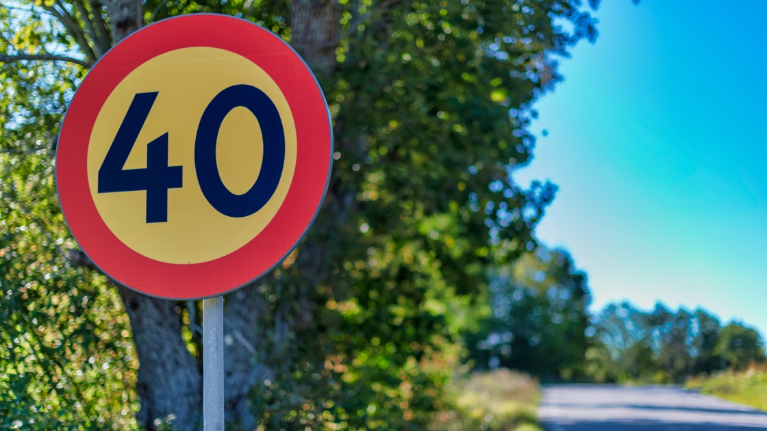 Trafikskylt som visar 40 km/h hastighetsbegränsning