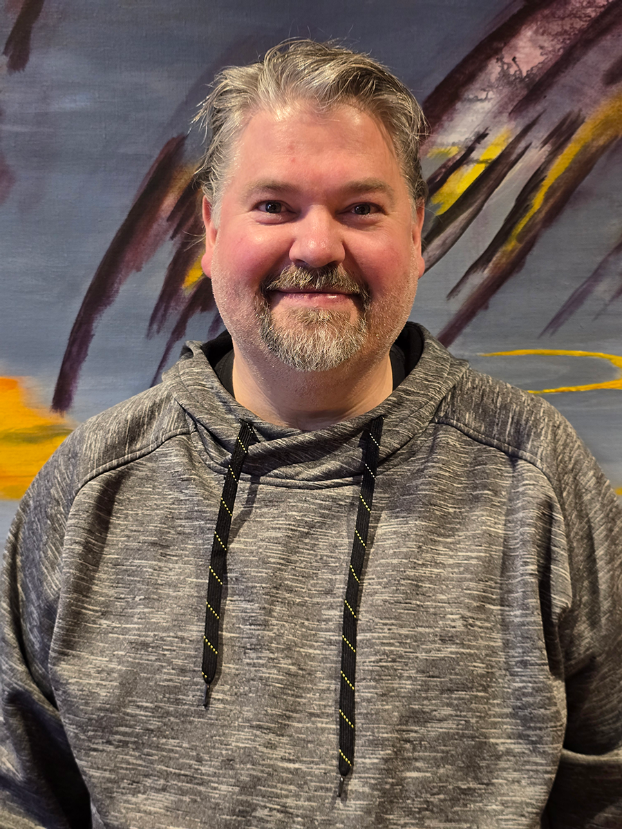 En man står framför en målning.