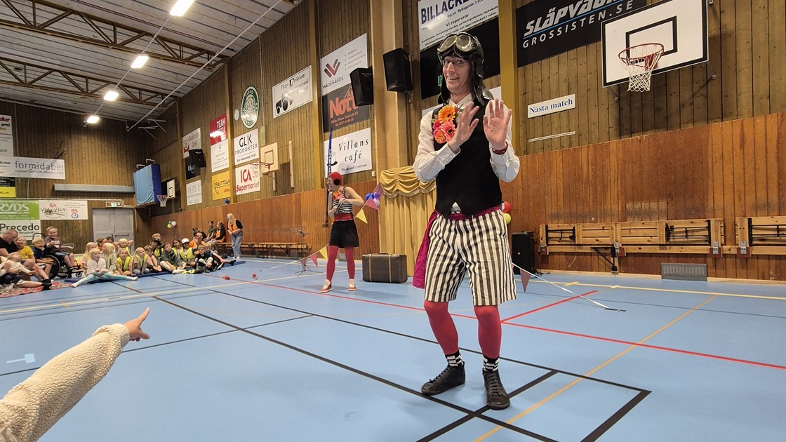 Cirkusdag i Tibro sporthall med Cirkus Trattofon 7 juli 2026.