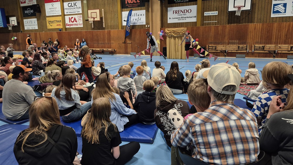 Cirkusdag i Tibro sporthall med Cirkus Trattofon 7 juli 2026.