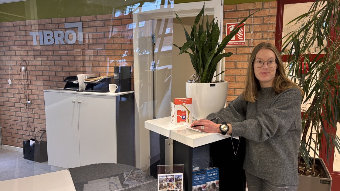 Bygglovshandläggare står i receptionen i Tibro kommunhus