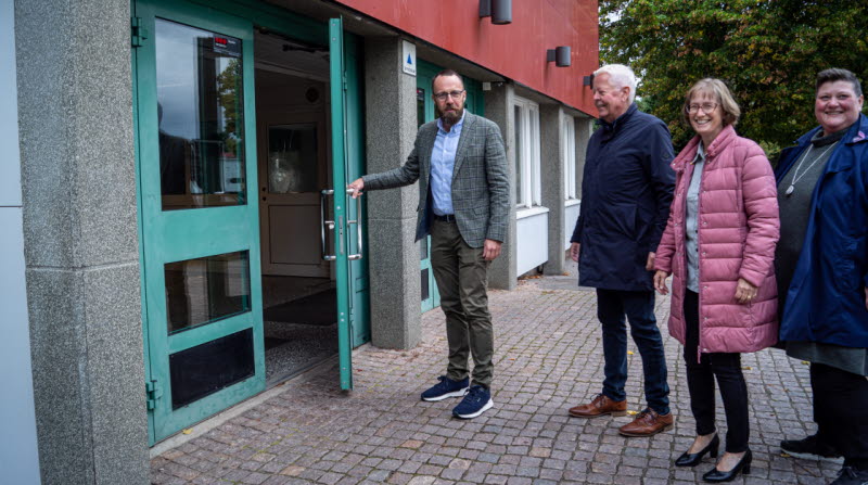 Tibropolitikerna Anna-Karin Johansson, Rolf Eriksson och Ann Ohlsson tillsammans med Olinsgymnasiets ägare Kristian Wejshag vid lokalerna på Nyboskolan som gymnasietföretaget kommer att köpa av kommunen.