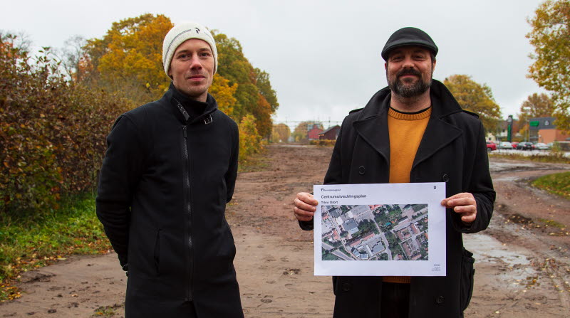 Plan- och byggchefen Kim Olsson och stadsarkitekten Leif Ahnland med centrumutvecklingsplanen vid stationsområdet.