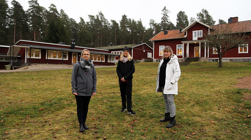 Lärarna Cecilia Ljungqvist, Frida Johansson och Helen Carlsson framför Ransbergs skola.