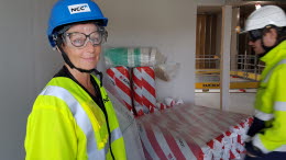 Rektor Anette Larsson inspekterar byggnationen av Baggeboskolan.