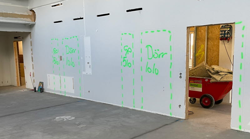 Markering av väggar och dörrar i Fågelviksbygget i juni 2022