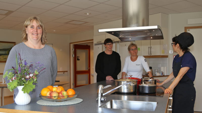 Enhetschefen Lena Johansson tillsammans med måltidsutvecklaren Anna Johansson och undersköterskorna Anna-Lena Holm och Xinia Larsson i ett av Bonargårdens kök.