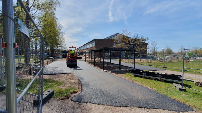 Asfalteringsarbete på Fågelvikskolans skolgård den 9 maj 2023.