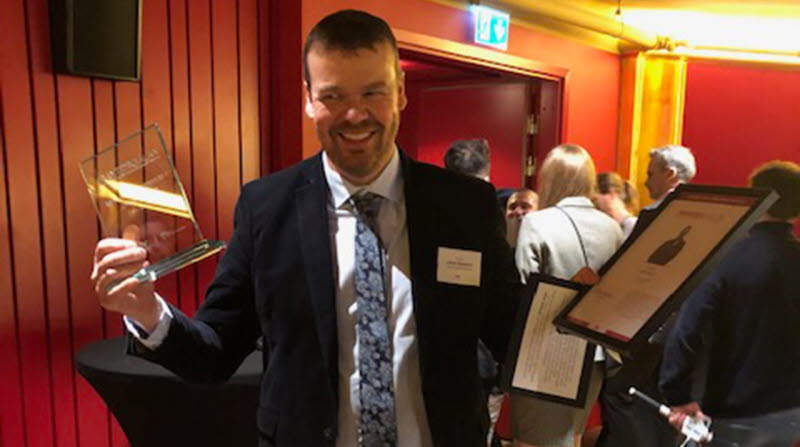 Tibro kommuns demenssamordnare Johan Ekstrand som fick ta emot priset för Årets förbättringsresa på årets framtidsgala.