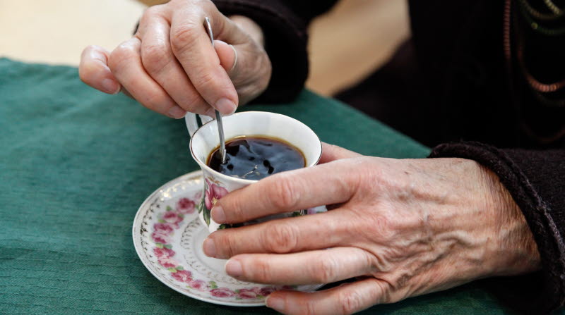 Äldre person med kaffekopp
