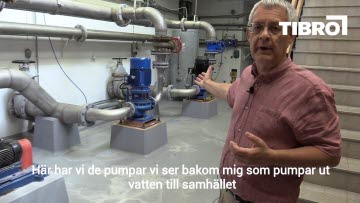 Mikael Jonsson visar vattenverket i Tibro