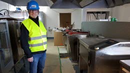 Enhetschefen Niclas Elwing Saxius på plats i Baggeboskolans nya kök.