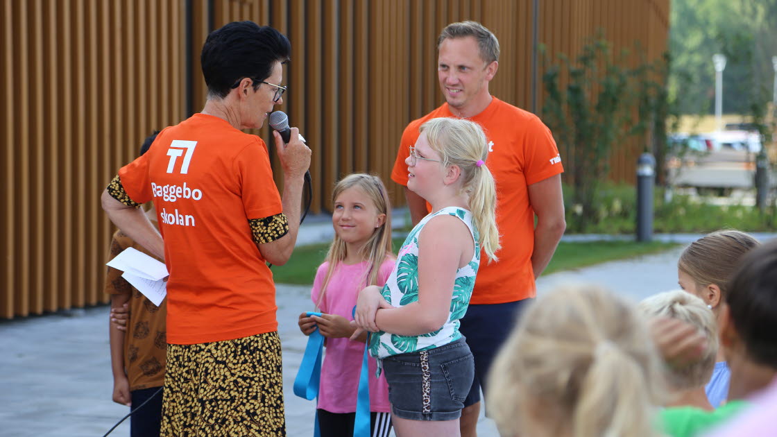 Rektor Annette Larsson intervjuar elever vid invigningen av Baggeboskolan i Tibro 20 augusti 2020.